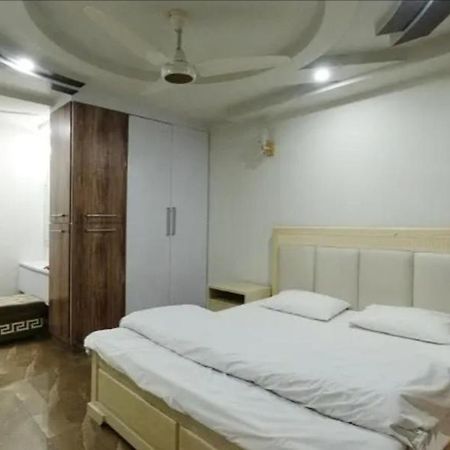Furnished One-Bedroom Apartment For Rent Лахор Екстериор снимка