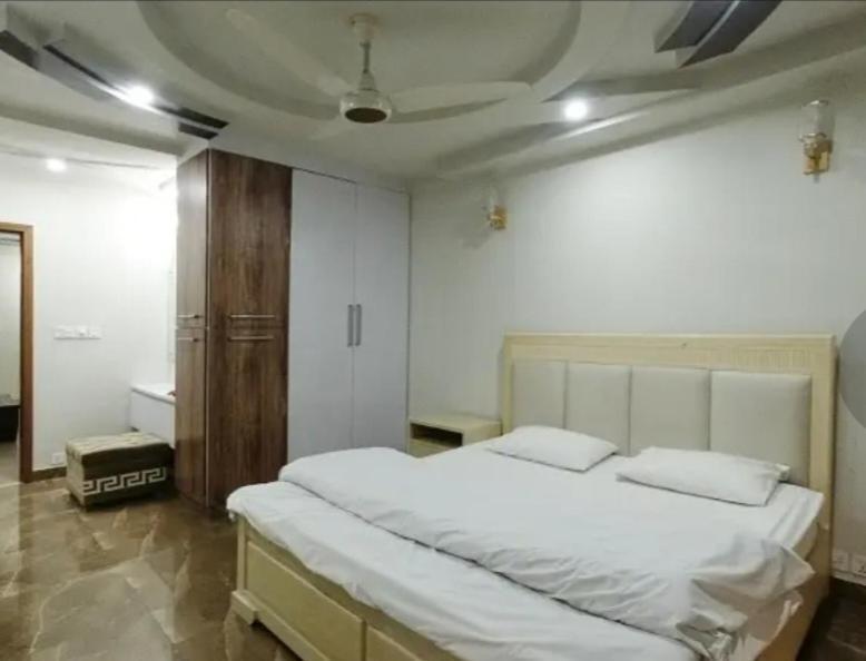 Furnished One-Bedroom Apartment For Rent Лахор Екстериор снимка